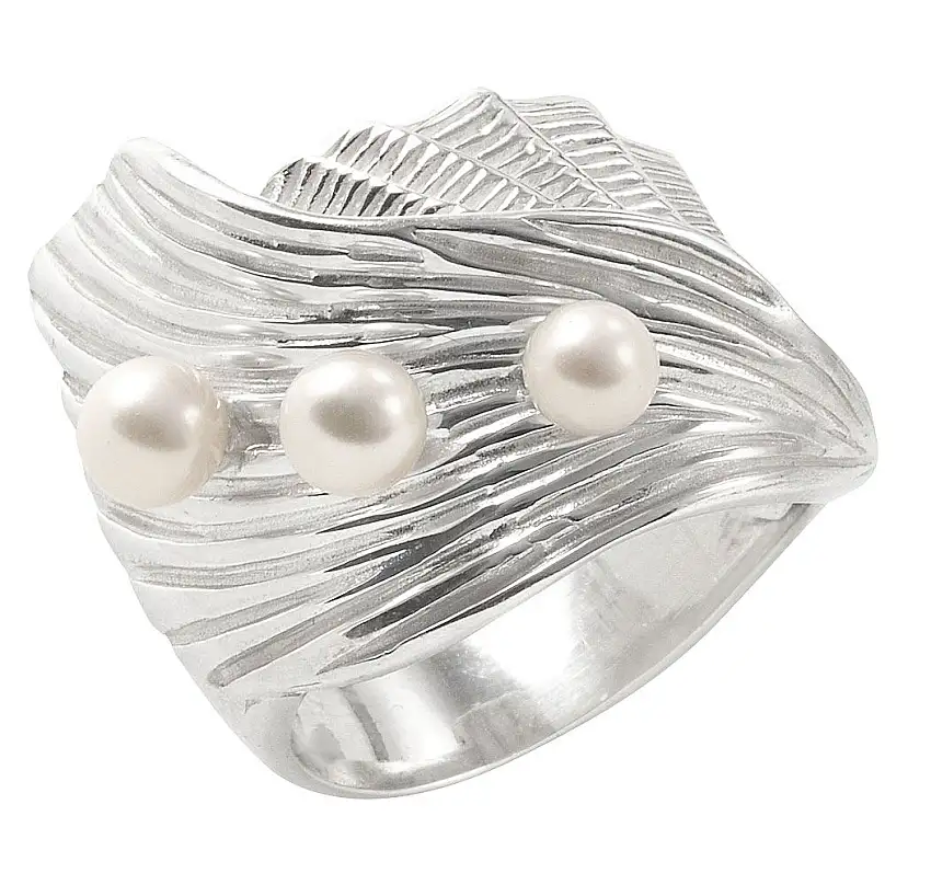 Anello con tre perle d'acqua dolce